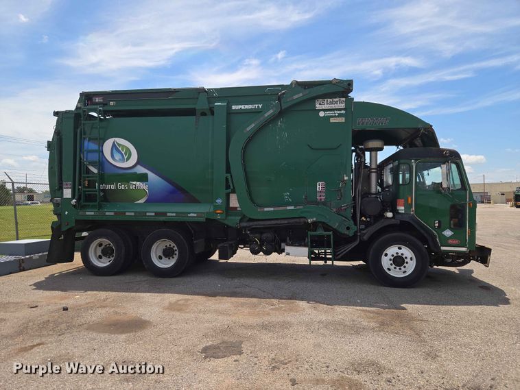 image for item EW0272 2018 Peterbilt 320 refuse truck