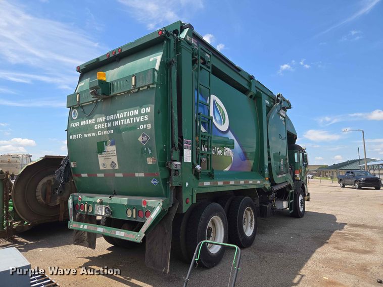 image for item EW0272 2018 Peterbilt 320 refuse truck