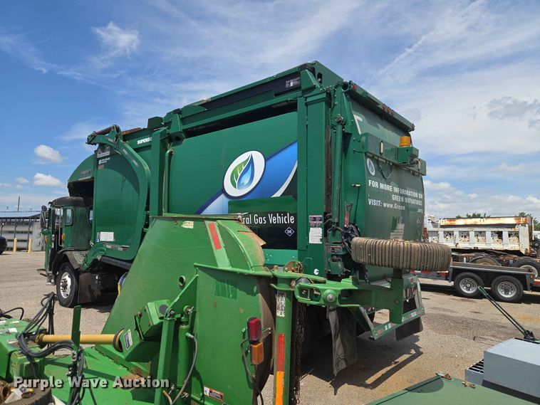 image for item EW0272 2018 Peterbilt 320 refuse truck