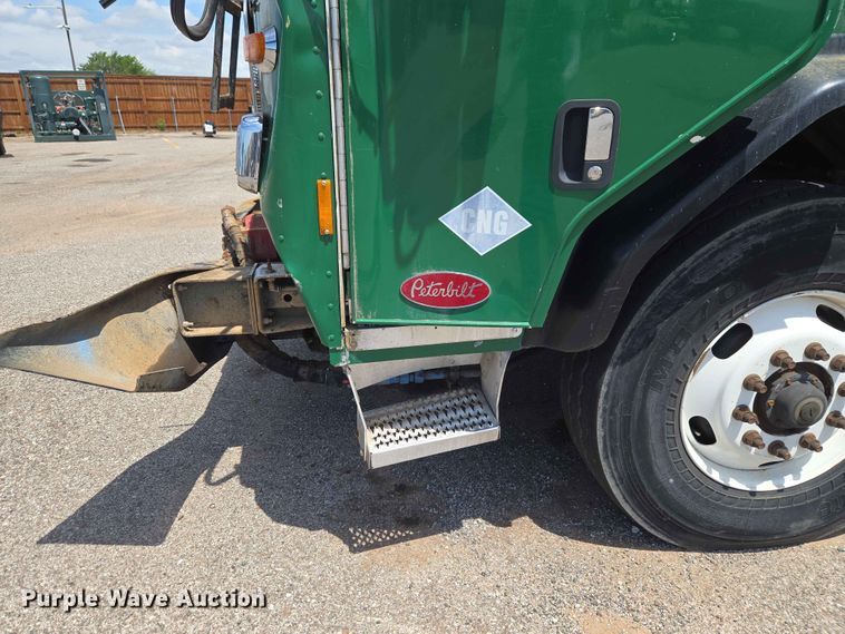 image for item EW0272 2018 Peterbilt 320 refuse truck
