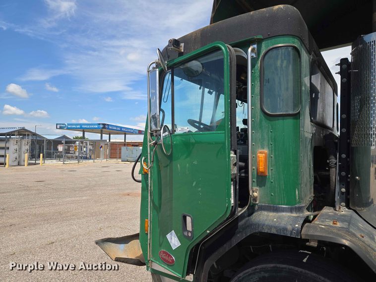 image for item EW0272 2018 Peterbilt 320 refuse truck