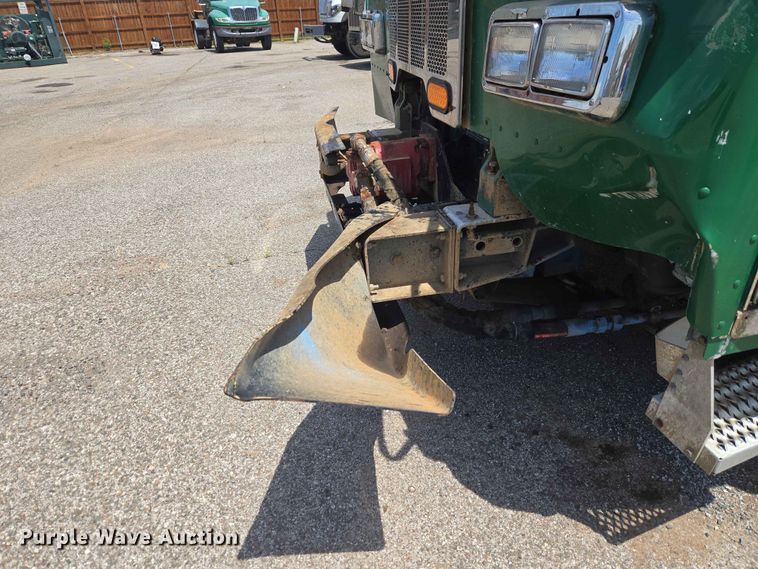 image for item EW0272 2018 Peterbilt 320 refuse truck