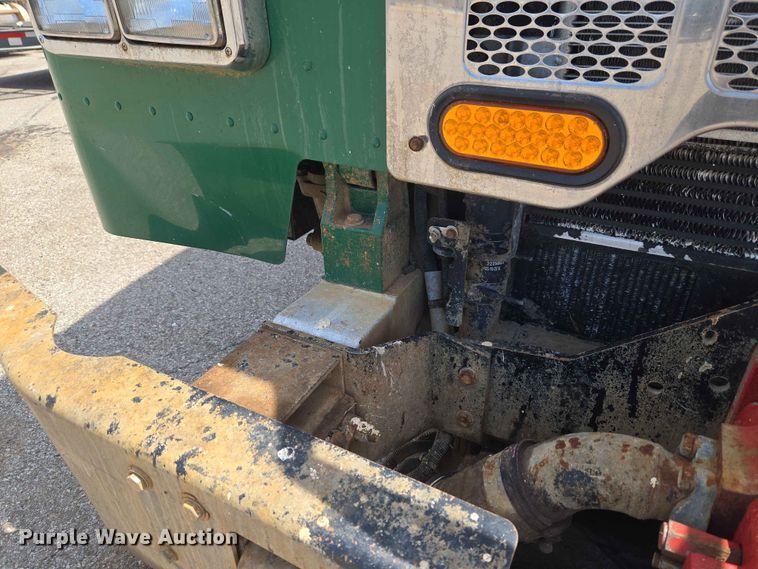 image for item EW0272 2018 Peterbilt 320 refuse truck