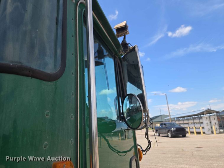 image for item EW0272 2018 Peterbilt 320 refuse truck