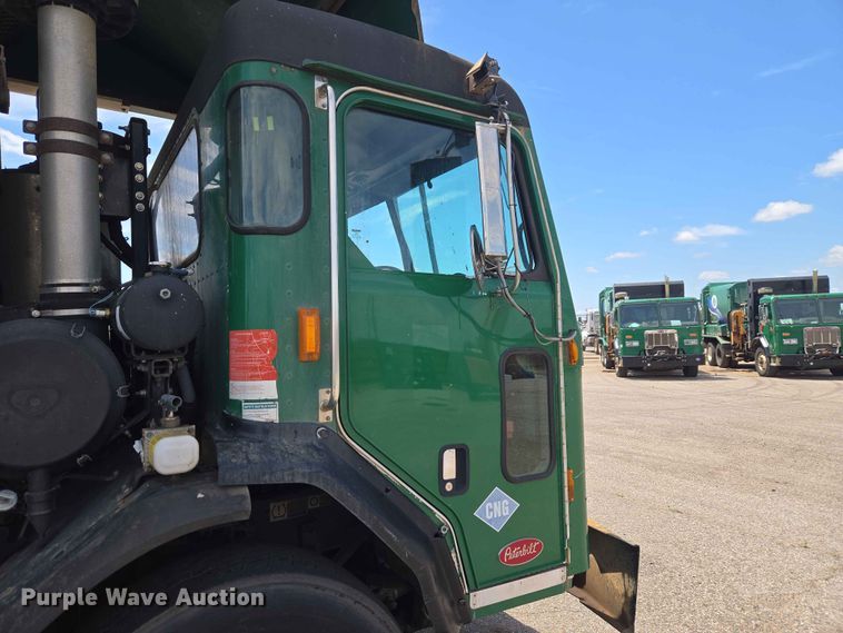 image for item EW0272 2018 Peterbilt 320 refuse truck