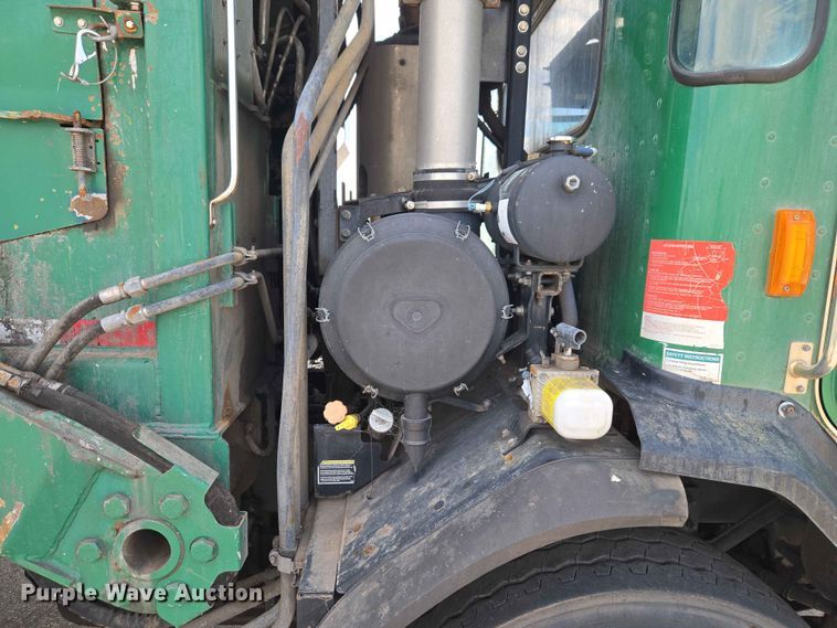 image for item EW0272 2018 Peterbilt 320 refuse truck