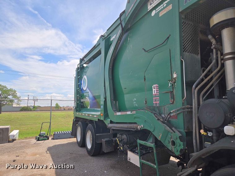 image for item EW0272 2018 Peterbilt 320 refuse truck