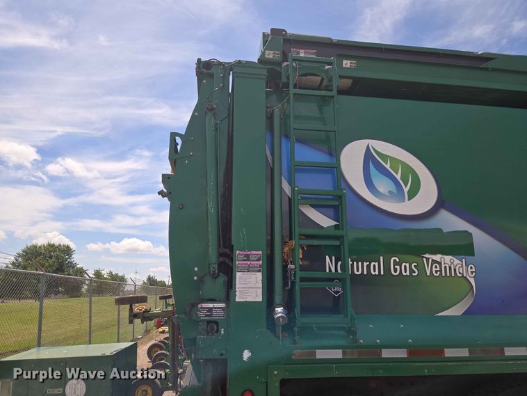 image for item EW0272 2018 Peterbilt 320 refuse truck