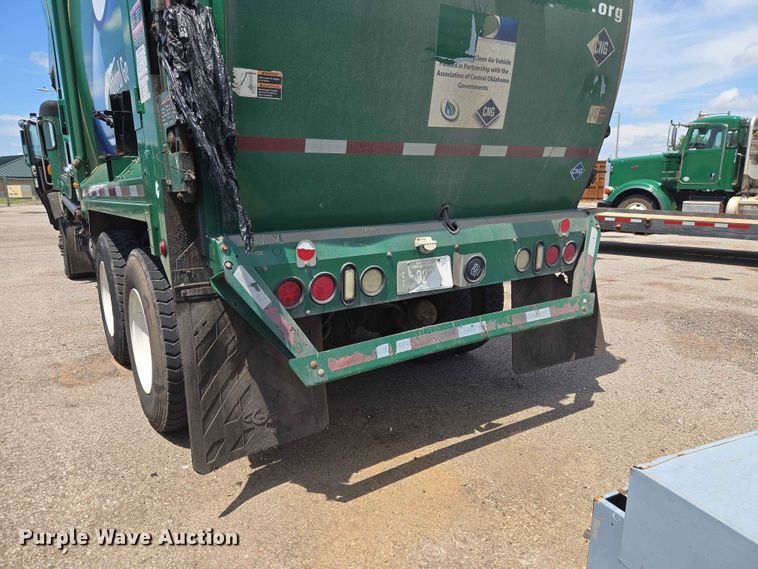 image for item EW0272 2018 Peterbilt 320 refuse truck