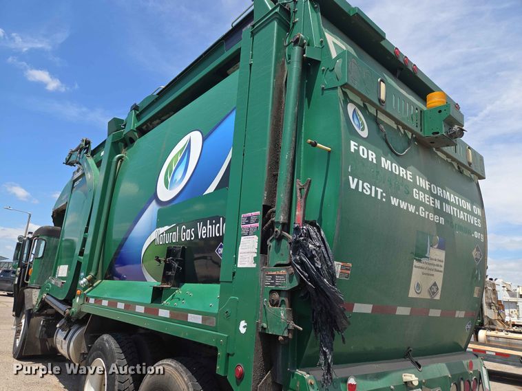 image for item EW0272 2018 Peterbilt 320 refuse truck