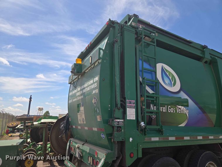 image for item EW0272 2018 Peterbilt 320 refuse truck