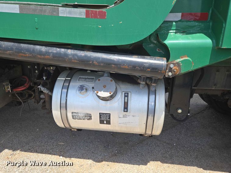 image for item EW0272 2018 Peterbilt 320 refuse truck