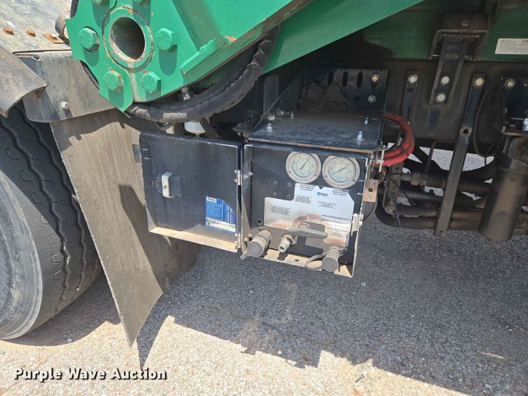 image for item EW0272 2018 Peterbilt 320 refuse truck