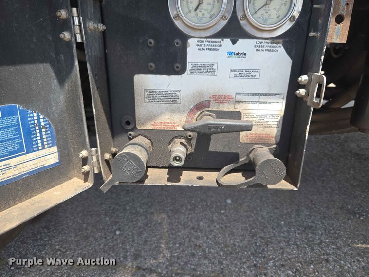 image for item EW0272 2018 Peterbilt 320 refuse truck