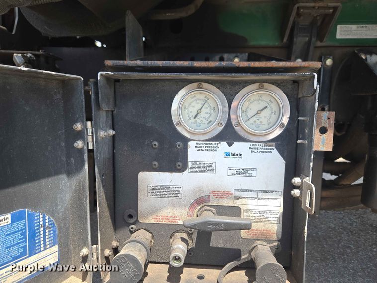 image for item EW0272 2018 Peterbilt 320 refuse truck