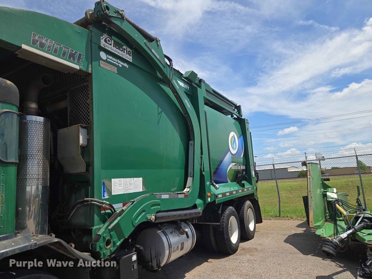 image for item EW0272 2018 Peterbilt 320 refuse truck