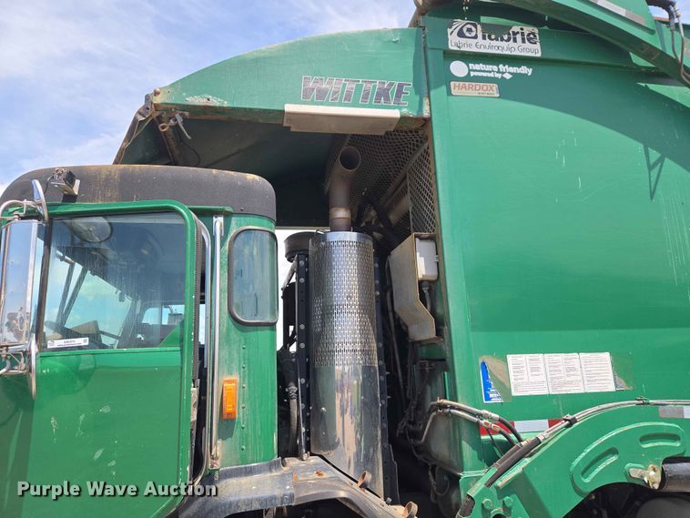 image for item EW0272 2018 Peterbilt 320 refuse truck