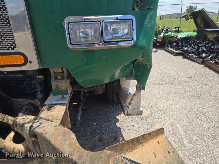 image for item EW0272 2018 Peterbilt 320 refuse truck