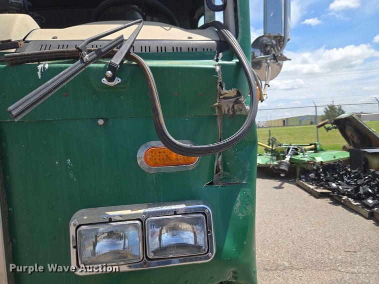 image for item EW0272 2018 Peterbilt 320 refuse truck
