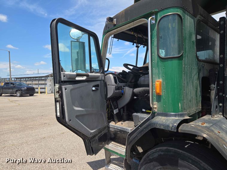 image for item EW0272 2018 Peterbilt 320 refuse truck