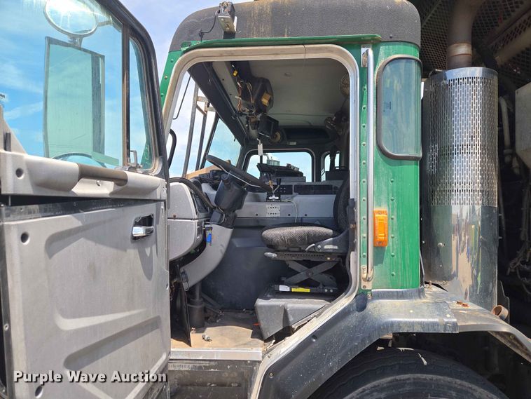 image for item EW0272 2018 Peterbilt 320 refuse truck