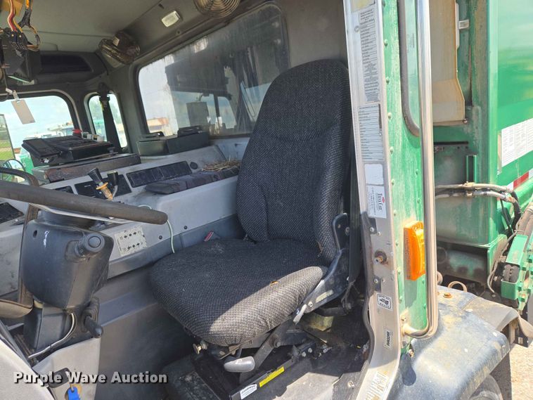 image for item EW0272 2018 Peterbilt 320 refuse truck
