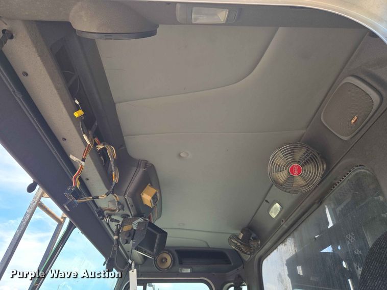 image for item EW0272 2018 Peterbilt 320 refuse truck