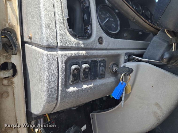 image for item EW0272 2018 Peterbilt 320 refuse truck