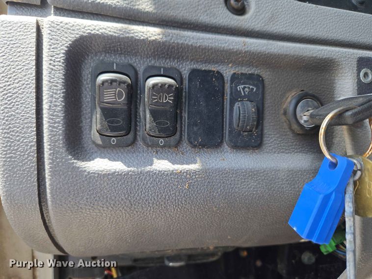 image for item EW0272 2018 Peterbilt 320 refuse truck
