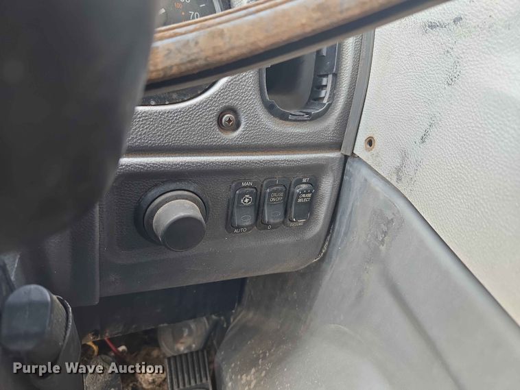 image for item EW0272 2018 Peterbilt 320 refuse truck