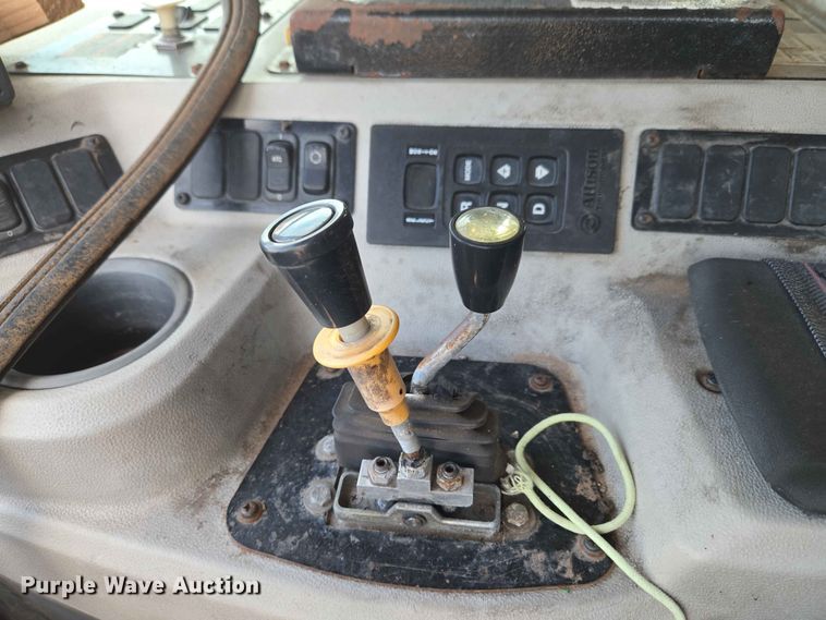 image for item EW0272 2018 Peterbilt 320 refuse truck