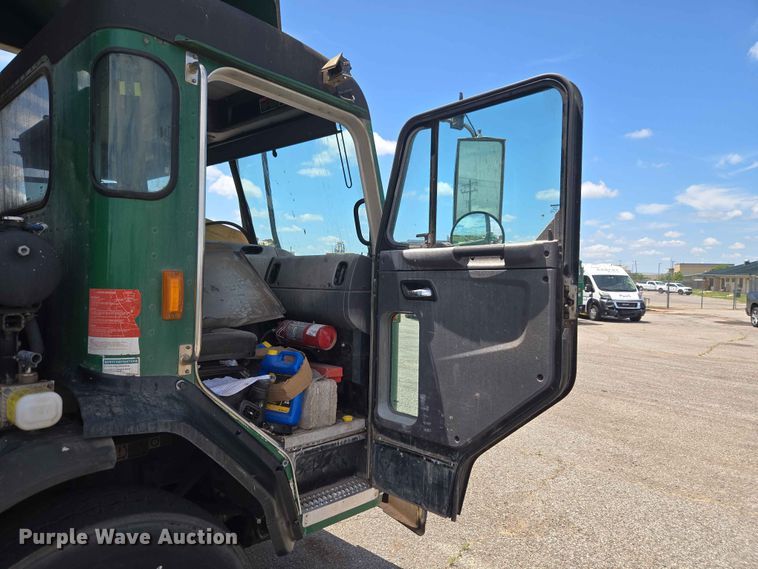 image for item EW0272 2018 Peterbilt 320 refuse truck