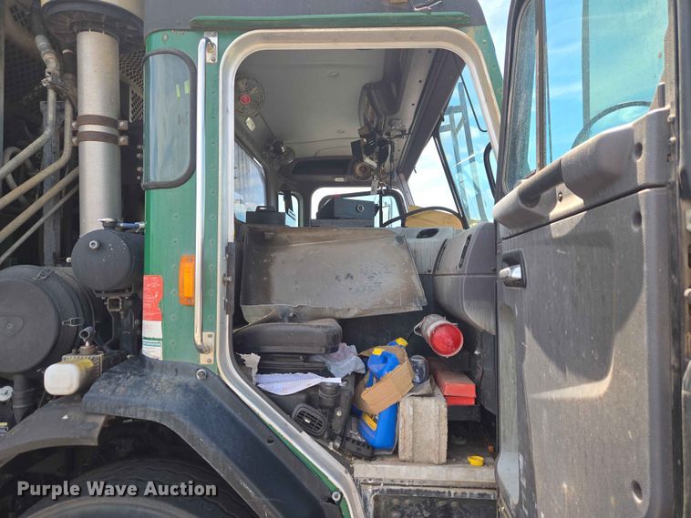 image for item EW0272 2018 Peterbilt 320 refuse truck