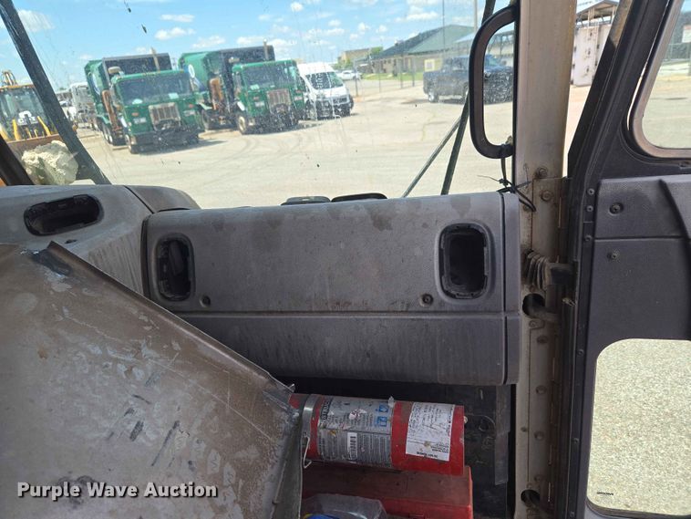 image for item EW0272 2018 Peterbilt 320 refuse truck