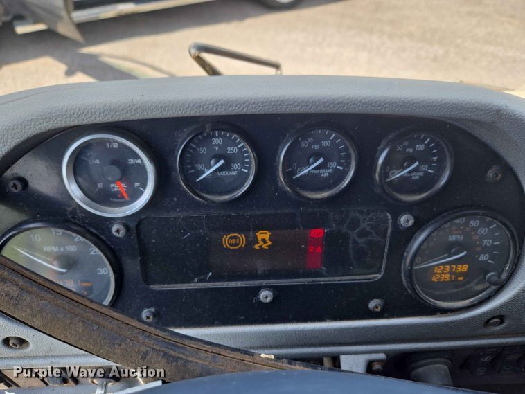 image for item EW0272 2018 Peterbilt 320 refuse truck