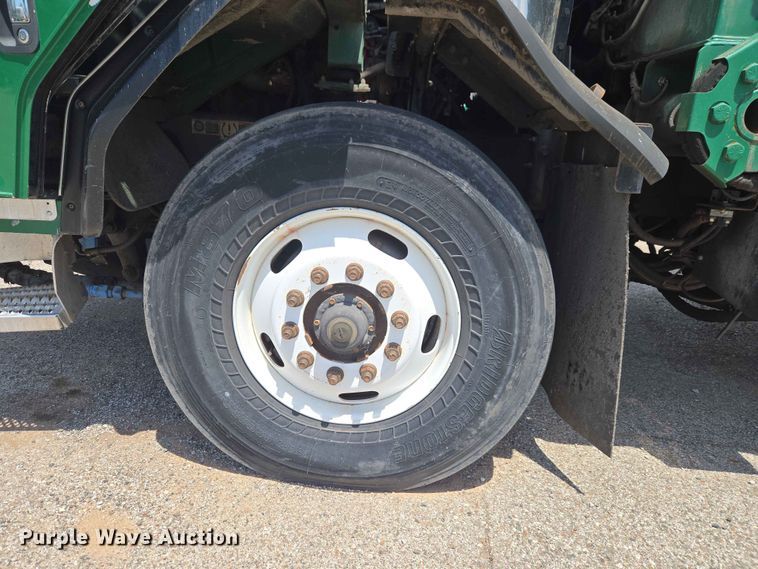 image for item EW0272 2018 Peterbilt 320 refuse truck