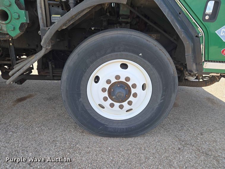 image for item EW0272 2018 Peterbilt 320 refuse truck