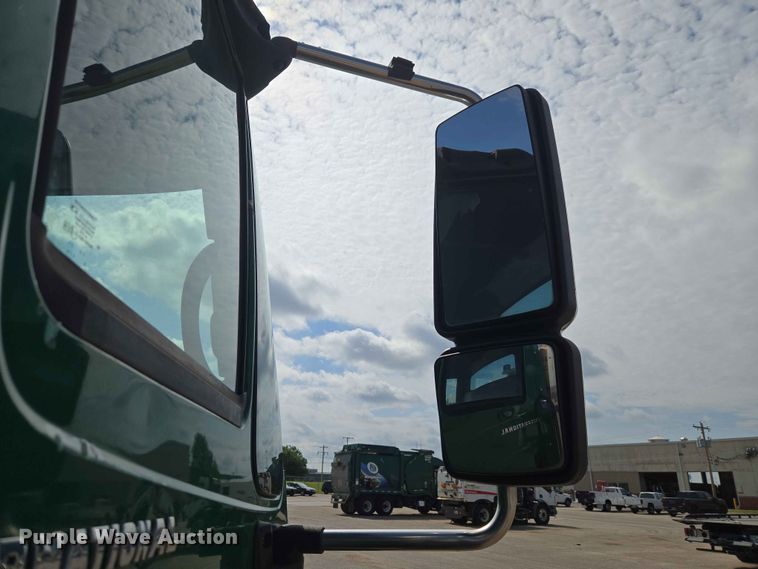 image for item EW0274 2007 International 4400 refuse truck