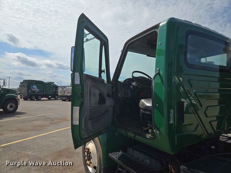 image for item EW0274 2007 International 4400 refuse truck