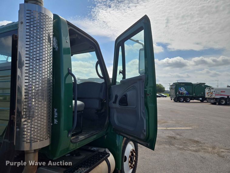 image for item EW0274 2007 International 4400 refuse truck