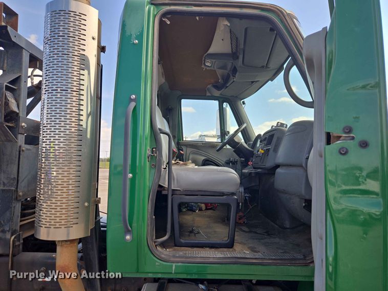 image for item EW0274 2007 International 4400 refuse truck