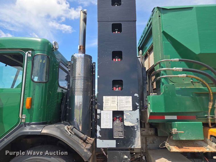 image for item EW0277 2018 Peterbilt 320 refuse truck