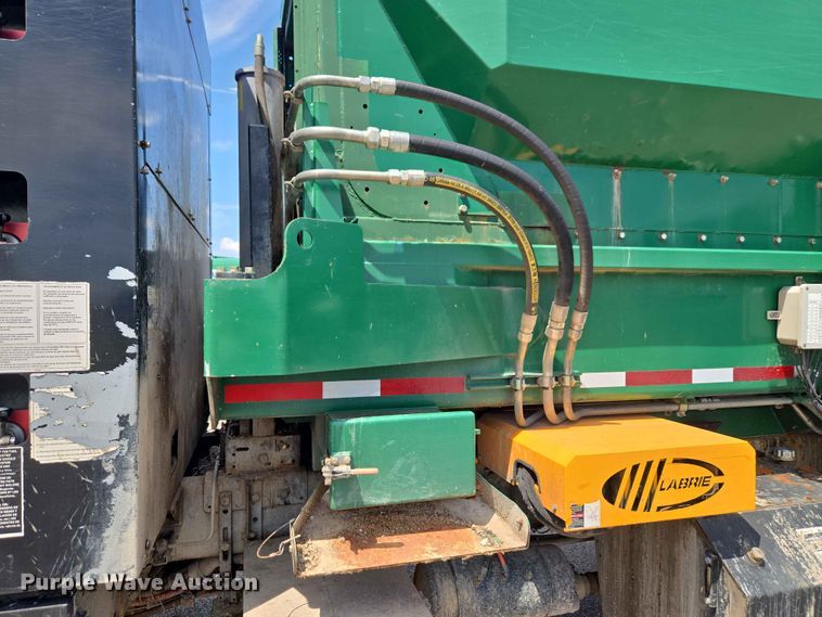 image for item EW0277 2018 Peterbilt 320 refuse truck