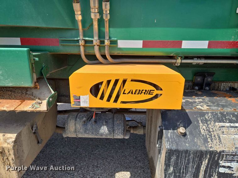 image for item EW0277 2018 Peterbilt 320 refuse truck