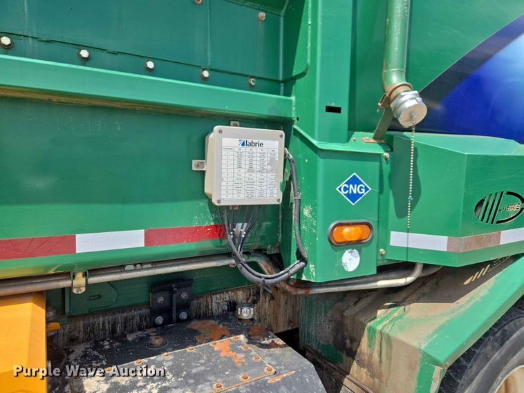 image for item EW0277 2018 Peterbilt 320 refuse truck