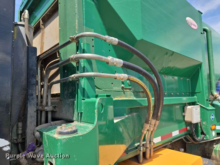 image for item EW0277 2018 Peterbilt 320 refuse truck