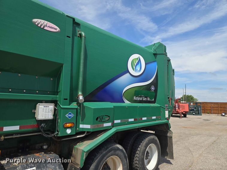 image for item EW0277 2018 Peterbilt 320 refuse truck