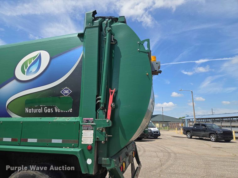 image for item EW0277 2018 Peterbilt 320 refuse truck