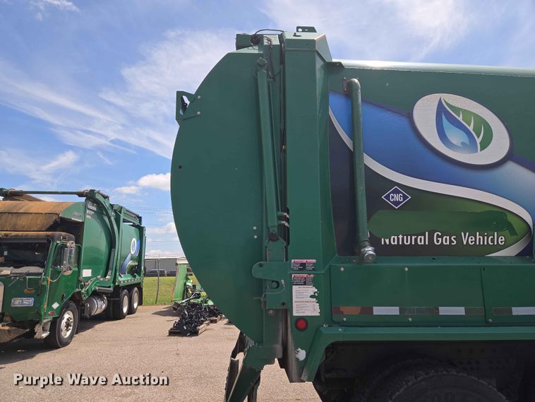 image for item EW0277 2018 Peterbilt 320 refuse truck