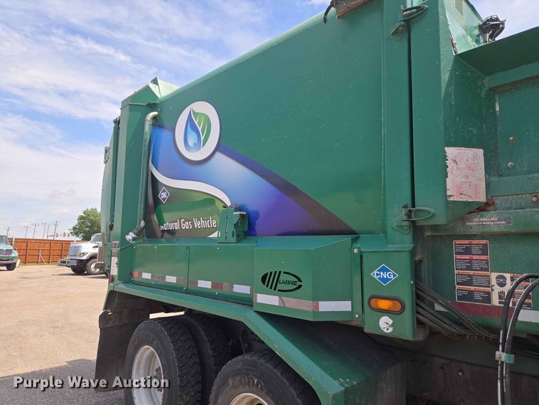 image for item EW0277 2018 Peterbilt 320 refuse truck